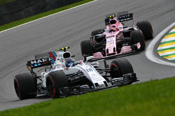 Valtteri Bottas, Mercedes-Benz F1 W08 et Esteban Ocon, Sahara Force India VJM10