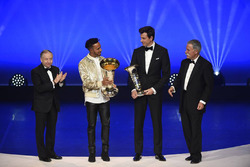 Lewis Hamilton con Toto Wolff, Jean Todt e Chase Carey