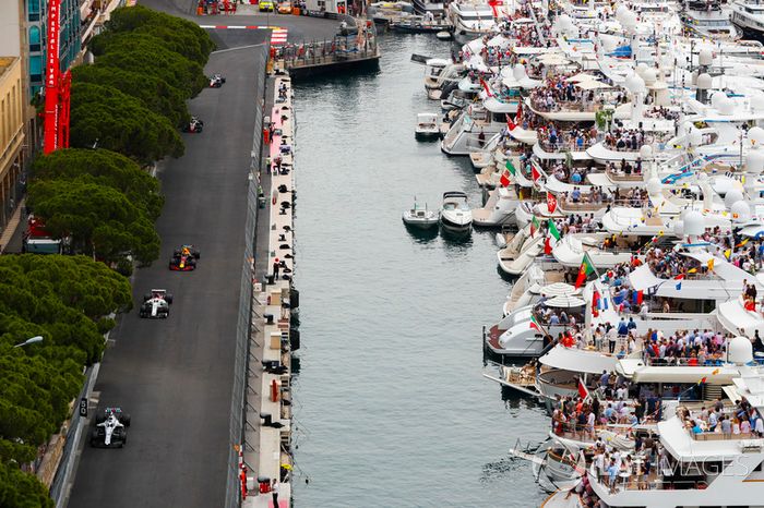 Lance Stroll, Williams FW41, Marcus Ericsson, Sauber C37, y Max Verstappen, Red Bull Racing RB14