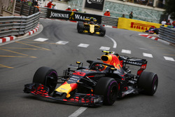 Max Verstappen, Red Bull Racing RB14, devant Carlos Sainz Jr., Renault Sport F1 Team R.S. 18