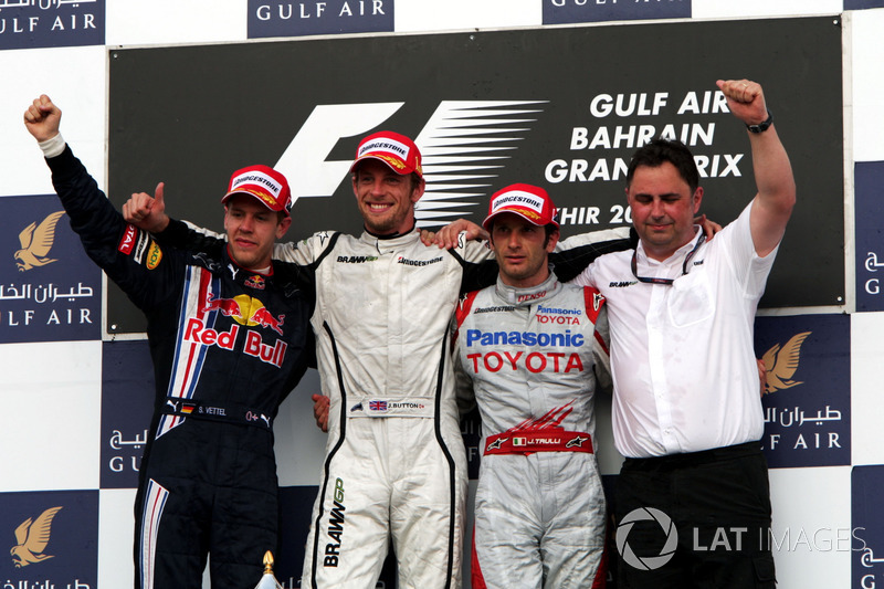 Podio: segundo puesto Sebastian Vettel, Red Bull Racing, ganador de la carrera Jenson Button, Brawn 