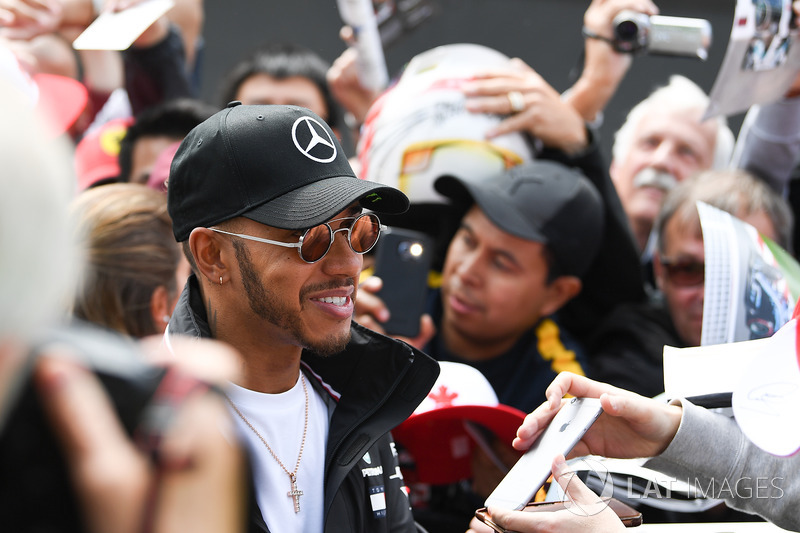 Lewis Hamilton, Mercedes-AMG F1 signs autographs for the fans