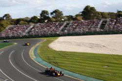 Max Verstappen, Red Bull Racing RB14 Tag Heuer, leads Nico Hulkenberg, Renault Sport F1 Team R.S. 18