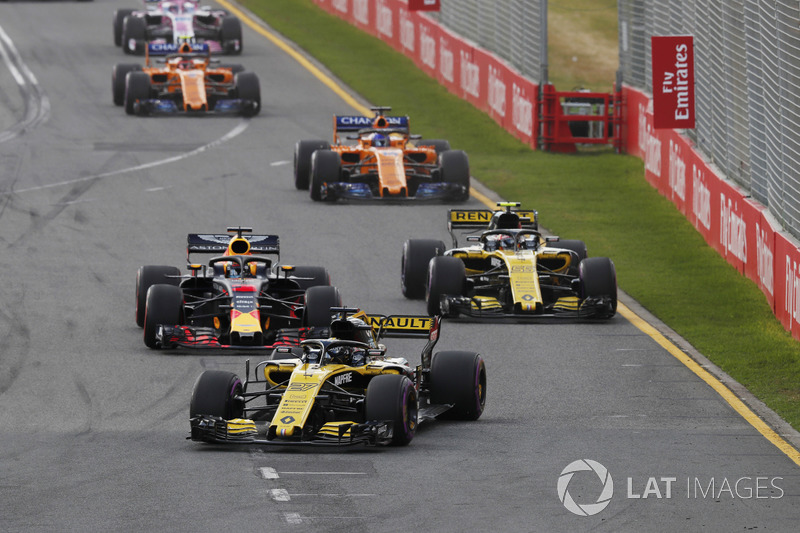 Nico Hulkenberg, Renault Sport F1 Team R.S. 18., voor Daniel Ricciardo, Red Bull Racing RB14 Tag Heuer, en Carlos Sainz Jr., Renault Sport F1 Team R.S. 18