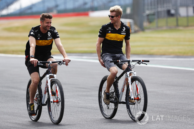Nico Hulkenberg, Renault Sport F1 Team, bersepeda mengelilingi lintasan