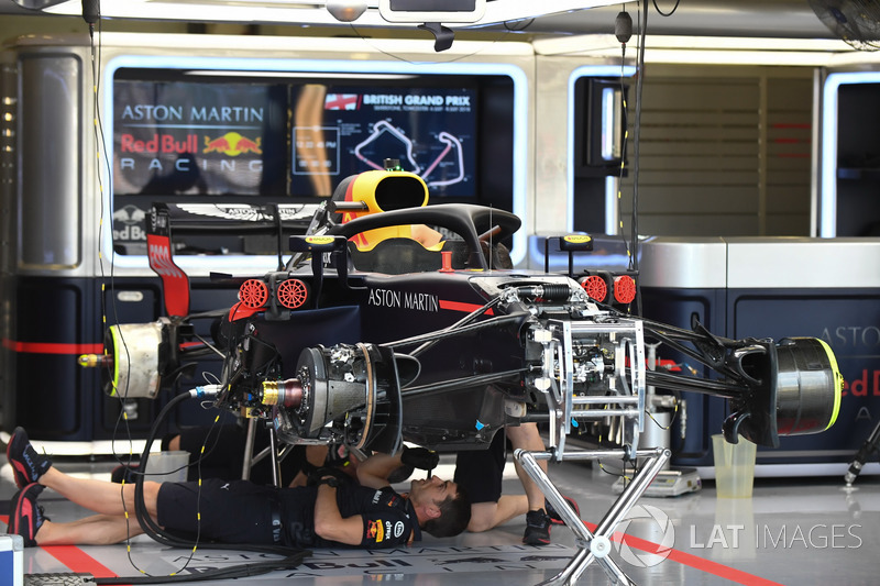 Red Bull Racing RB14 tengah dirakit