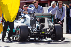 Lewis Hamilton, Mercedes AMG F1 W07 Hybrid wordt teruggeduwd