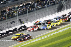 Denny Hamlin, Joe Gibbs Racing Toyota; Joey Logano, Team Penske Ford