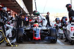 Esteban Gutierrez, Haas F1 Team VF-16 practices a pit stop