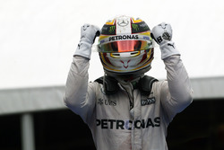 Переможець гонки Льюїс Хемілтон, Mercedes AMG F1 святкує в закритому парку
