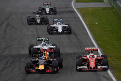 Max Verstappen, Red Bull Racing RB12 en Kimi Raikkonen, Ferrari SF16-H