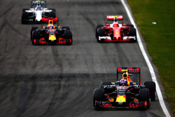 Max Verstappen, Red Bull Racing RB12, précède Daniel Ricciardo, Red Bull Racing RB12, Kimi Räikkönen, Ferrari SF16-H, et Valtteri Bottas, Williams FW38