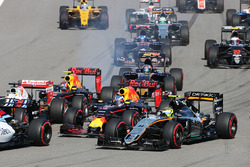 Crash du départ avec Sebastian Vettel, Ferrari SF16-H, Daniil Kvyat, Red Bull Racing RB12, Daniel Ricciardo, Red Bull Racing RB12 et Sergio Perez, Sahara Force India F1 VJM09
