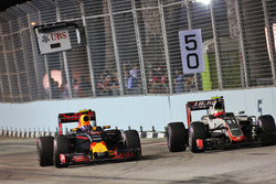 Max Verstappen, Red Bull Racing RB12; Esteban Gutierrez, Haas F1 Team VF-16