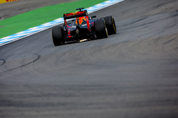 Daniel Ricciardo, Red Bull Racing RB12, schlägt Funken