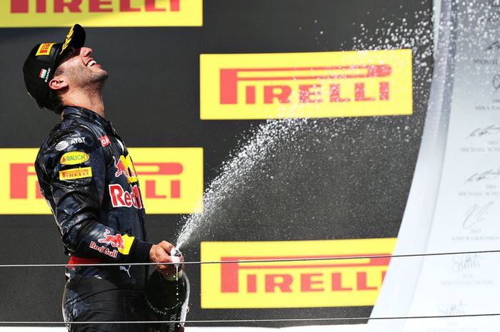 Podio: tercer lugar Daniel Ricciardo, Red Bull Racing celebra con champagne