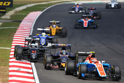 Естебан Окон, Manor Racing MRT05 випереджає Карлоса Сайнса-молодшого, Scuderia Toro Rosso STR11 та Ф