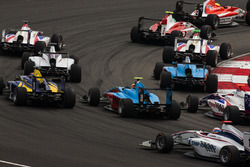 Jake Dennis, Arden International, precede Nirei Fukuzumi, ART Grand Prix, Sandy Stuvik, Trident, Ant