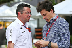 Eric Boullier, McLaren Director de carrera con Toto Wolff, Mercedes AMG F1 Accionista y Director Ej