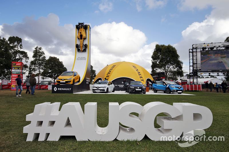 Display da Renault com a hashtag oficial do evento