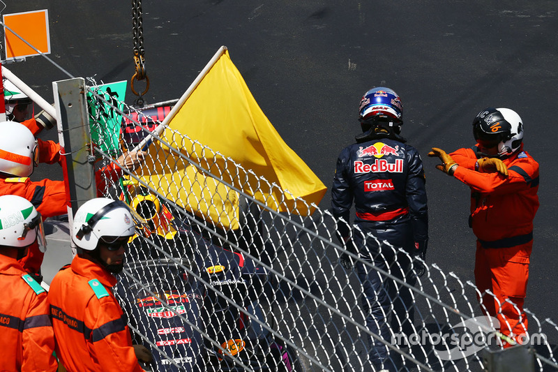 Max Verstappen, Red Bull Racing RB12 crash