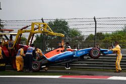 El Manor Racing MRT05 de Pascal Wehrlein, Manor Racing se retira de la pista después de que se estre