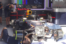 Red Bull RB12 von Daniel Ricciardo mit dem Cockpitschutz Halo