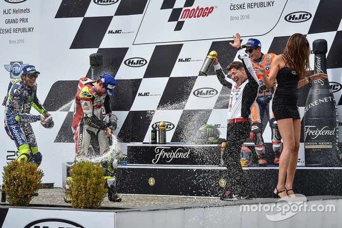 Podio: Cal Crutchlow, Team LCR Honda,  Valentino Rossi, Yamaha Factory Racing, Marc Márquez, Repsol Honda Team con champagne