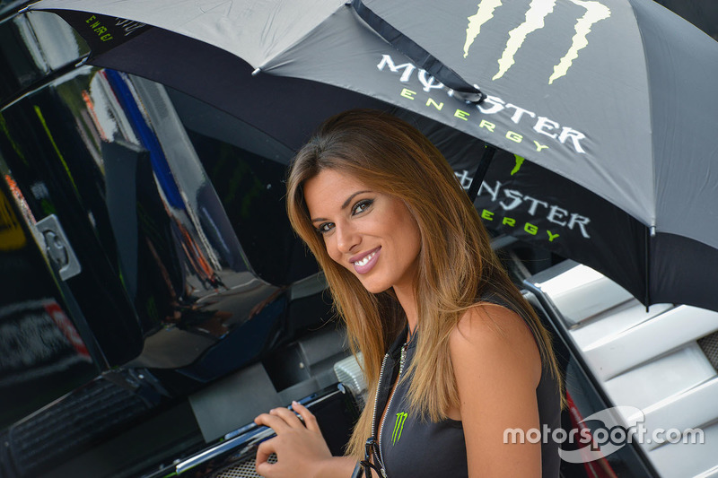 Чарівна дівчина Monster Energy
