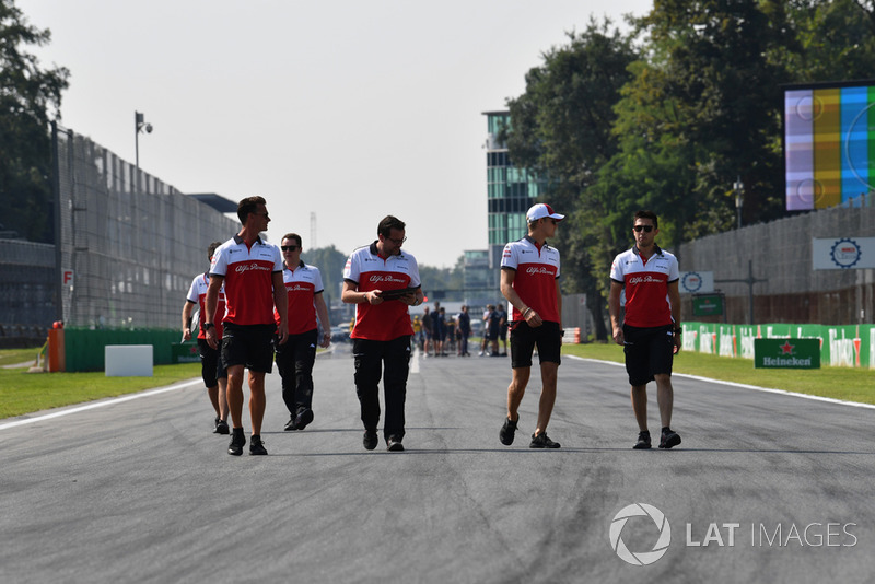 Marcus Ericsson, Sauber walks the track
