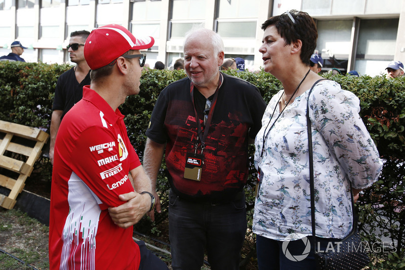 Гонщик Ferrari Себастьян Феттель и его родители: Норберт Феттель и Хайке Феттель