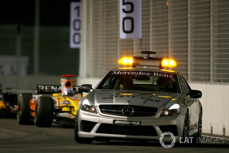 La voiture de sécurité devant Fernando Alonso, Renault F1 Team R28