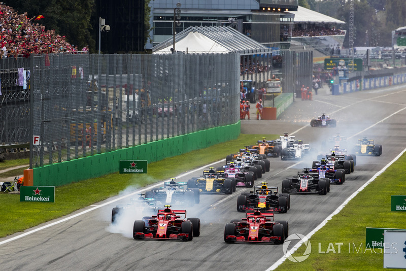 Кімі Райкконен, Ferrari SF71H, лідирує на старті