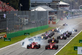 Kimi Raikkonen, Ferrari SF71H, Sebastian Vettel, Ferrari SF71H, Lewis Hamilton, Mercedes AMG F1 W09, Valtteri Bottas, Mercedes AMG F1 W09, Max Verstappen, Red Bull Racing RB14 Tag Heuer, et le reste du peloton au départ