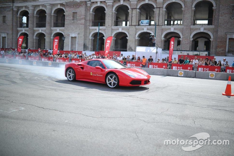 Марк Жене за кермом Ferrari