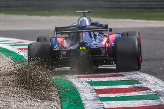 Brendon Hartley, Scuderia Toro Rosso STR13 kicks up the gravel