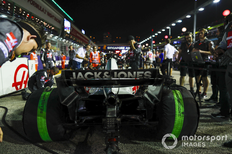 La monoposto di Romain Grosjean, Haas F1 Team VF-18, in griglia di partenza