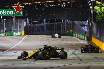 Nico Hulkenberg, Renault Sport F1 Team R.S. 18, leads Pierre Gasly, Scuderia Toro Rosso STR13