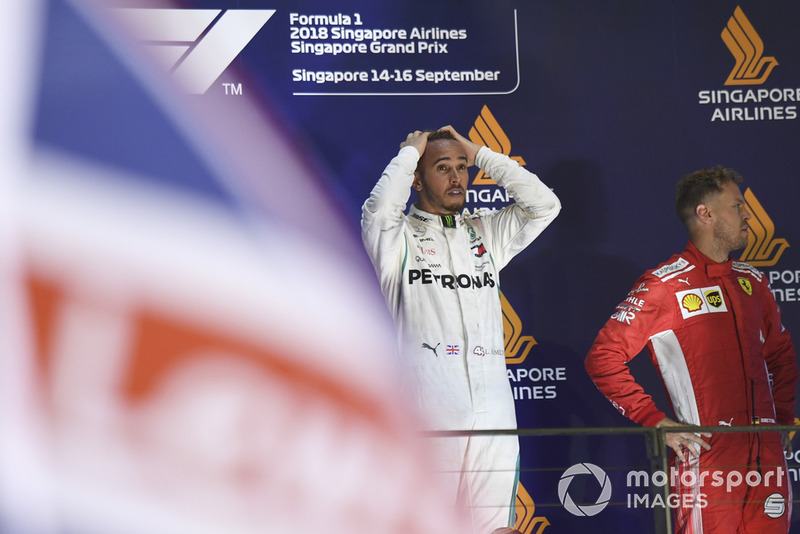 (Da sx a dx): Lewis Hamilton, Mercedes AMG F1 e Sebastian Vettel, Ferrari, festeggiano sul podio