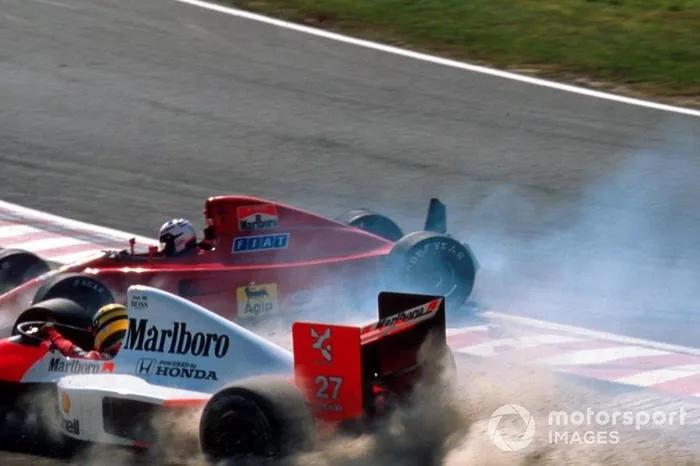 Alain Prost, Ferrari 641 y Ayrton Senna, McLaren MP4/5B colisionan en la salida