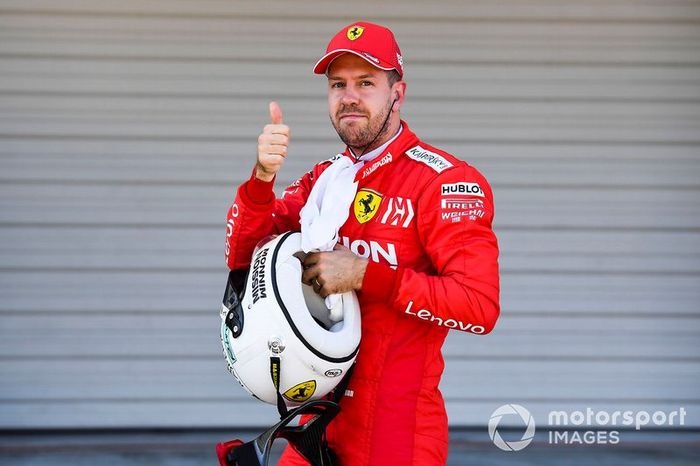 Ganador de la pole Sebastian Vettel, Ferrari en Parc Ferme 