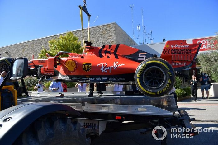 La suspensión dañada del coche de Sebastian Vettel, Ferrari SF90
