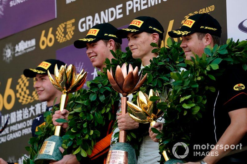 Podium: Race winner Richard Verschoor, MP Motorsport, second place Jüri Vips, Hitech Grand Prix, third place Logan Sargeant, Carlin Buzz Racing.