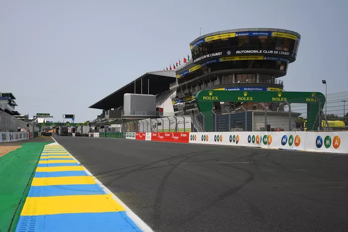 Start/Finish straight and module sportif