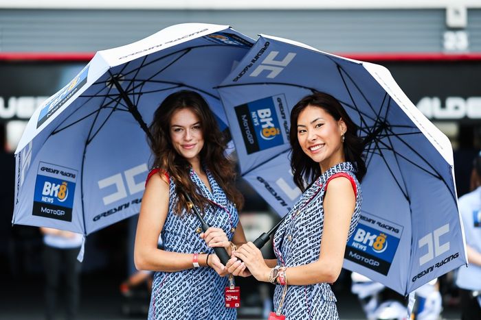 Two BK8 News Gresni Grid Girls