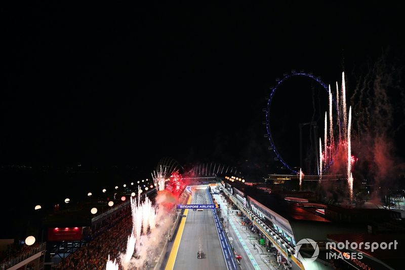 Fuegos artificiales iluminan el cielo al final de la carrera cuando Max Verstappen, Red Bull Racing RB20, 2º, cruza la meta