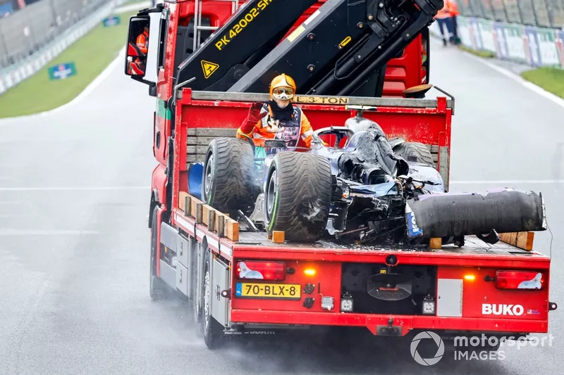 Un commissaire avec la voiture endommagée de Logan Sargeant, Williams FW46, sur un camion