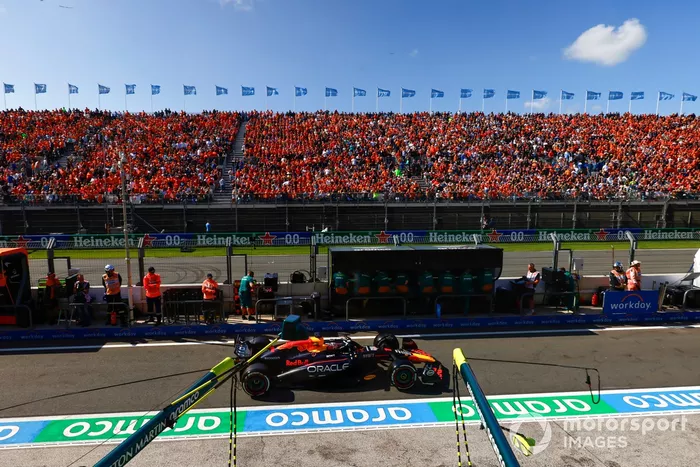 Max Verstappen, Red Bull Racing RB20, en boxes 