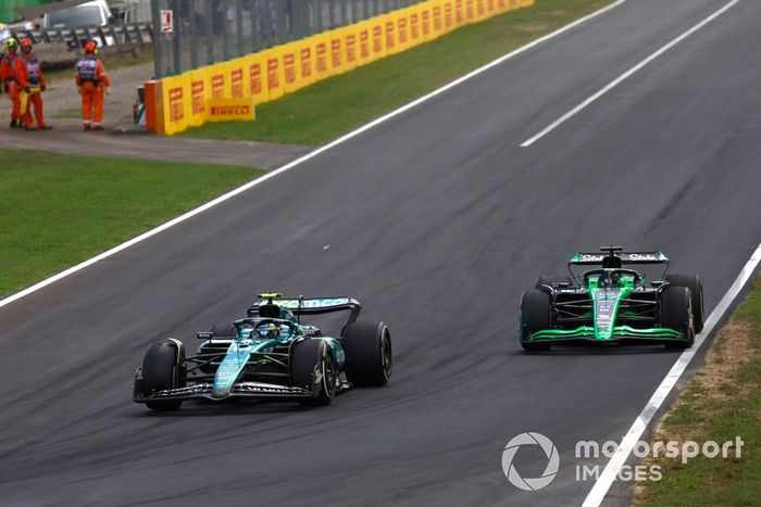 Valtteri Bottas, Stake F1 Team KICK Sauber C44 lucha con Fernando Alonso, Aston Martin AMR24 fuera del pit lane 