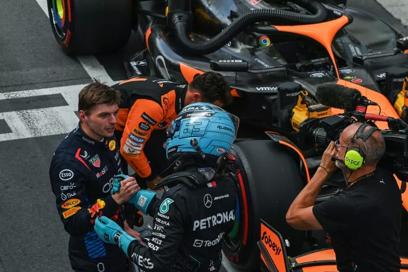 Max Verstappen, Red Bull Racing, félicite le poleman George Russell, Mercedes-AMG F1 Team, au Parc Ferme.